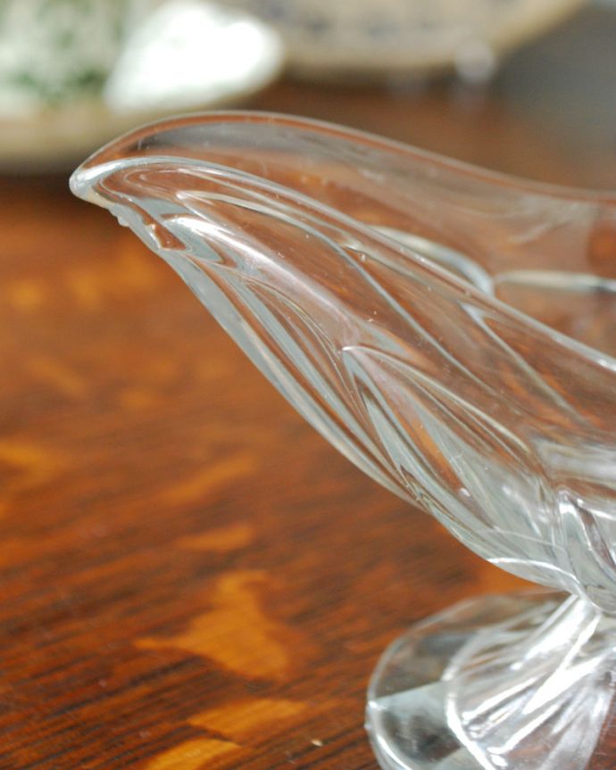 アンティーク 雑貨のガラス小物　アンティーク雑貨　食卓を華やかに盛り上げるソースボート（アンティークプレスドグラス）。食卓を華やかにしてくれる器日本ではあまり見かけないソースポットですが、意外にもいろんなものを入れて便利に使えます。(pg-3969)