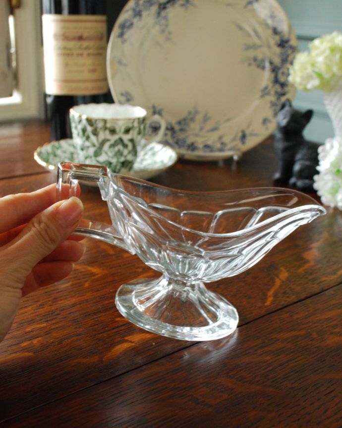 アンティーク 雑貨のガラス小物　アンティーク雑貨　食卓を華やかに盛り上げるソースボート（アンティークプレスドグラス）。たっぷり入るサイズですいろんなものをたっぷり入れていただけるサイズ。(pg-3969)