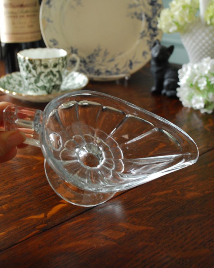 アンティーク 雑貨のガラス小物　アンティーク雑貨　食卓を華やかに盛り上げるソースボート（アンティークプレスドグラス）。上から見ると･･･アンティークなので多少のキズやカケがある場合はありますが、使用上問題はありませんのでご了承下さい。(pg-3969)