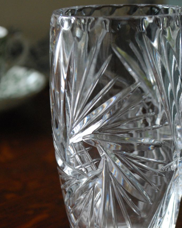 アンティーク 雑貨のガラス小物　アンティーク雑貨　イギリス輸入のアンティークのフラワーベース（１輪挿し）。贅沢な時間が流れる1人用のパーソナル花器1人に1つずつ、お花を入れてテーブルにセットされていたパーソナル花器。(pg-3979)