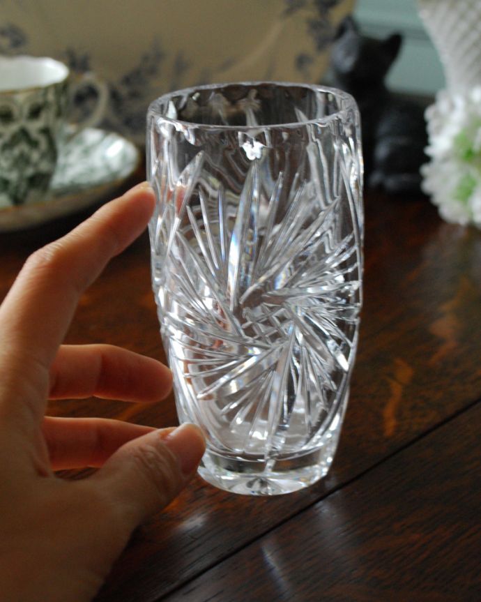 アンティーク 雑貨のガラス小物　アンティーク雑貨　イギリス輸入のアンティークのフラワーベース（１輪挿し）。お花を１輪挿すだけ花器が美しいので１輪挿すだけでパッと華やかになります。(pg-3979)