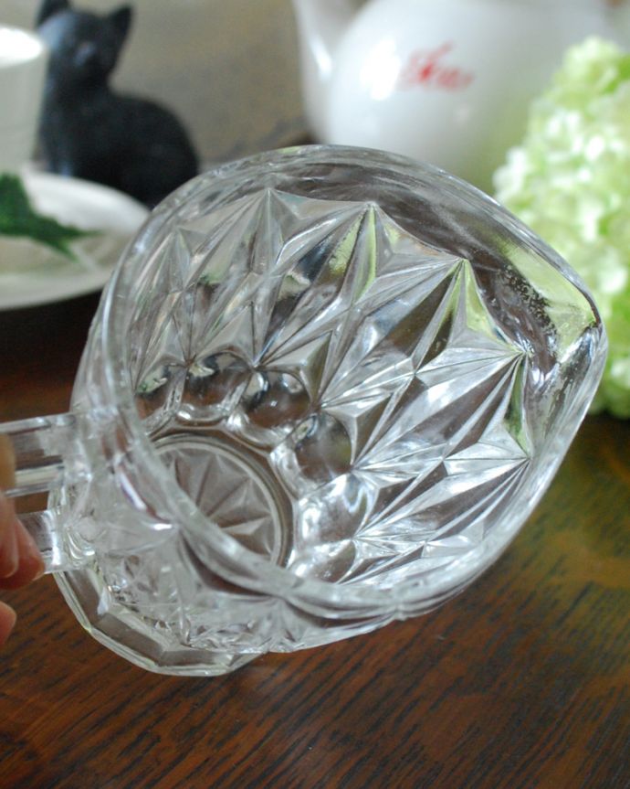 アンティーク 雑貨のガラス小物 アンティーク雑貨 アンティークのガラスのピッチャー、英国のプレスドグラス。上から見るとこんな感じです。(pg-4037)