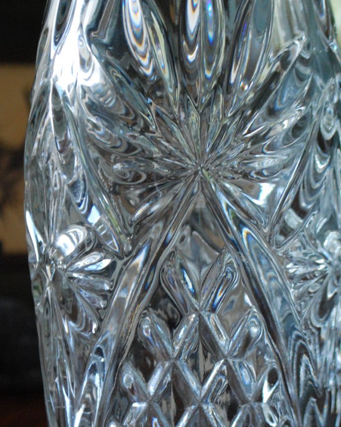 アンティーク 雑貨のガラス小物　アンティーク雑貨　つぼみのようなシルエット、アンティークフラワーベース（プレスドグラス）。光が入るとキラキラと輝きますサイズが大きなプレスドグラスは、より太陽の光を反射してキラキラと輝きます。(pg-4044)