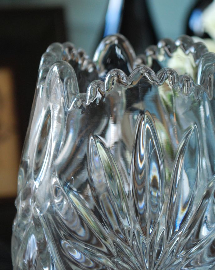 アンティーク 雑貨のガラス小物　アンティーク雑貨　つぼみのようなシルエット、アンティークフラワーベース（プレスドグラス）。お花を挿すだけ花器が美しいのでお花を挿すだけでパッと華やかになります。(pg-4044)