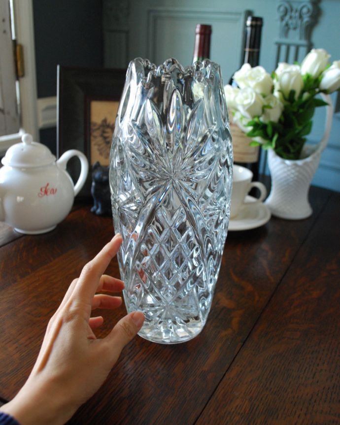 アンティーク 雑貨のガラス小物　アンティーク雑貨　つぼみのようなシルエット、アンティークフラワーベース（プレスドグラス）。置くだけで華やかな雰囲気大きなサイズの花器は、お家に1つは欲しいアイテム。(pg-4044)