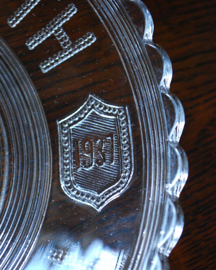 アンティーク 雑貨のガラス小物　アンティーク雑貨　1937年アンティークのコロネーションアイテム、ディッシュプレート。英国王室の記念が刻まれた、コロネーションプレート今のようにテレビが発達していない時代、王室を敬愛するイギリスの人にとって、一緒にお祝いしている気分んが感じられるコロネーションは特に人気アイテムでした。(pg-4064)