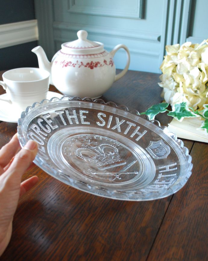 アンティーク 雑貨のガラス小物　アンティーク雑貨　1937年アンティークのコロネーションアイテム、ディッシュプレート。大きめなので、何でも使えますサイズが大きいので、いろんな場所で便利に使えます。(pg-4064)