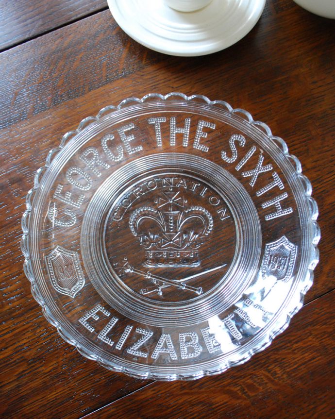 アンティーク 雑貨のガラス小物　アンティーク雑貨　1937年アンティークのコロネーションアイテム、ディッシュプレート。上から見るとこんな感じアンティークなので多少のキズやカケがある場合はありますが、使用上問題はありませんのでご了承下さい。(pg-4064)