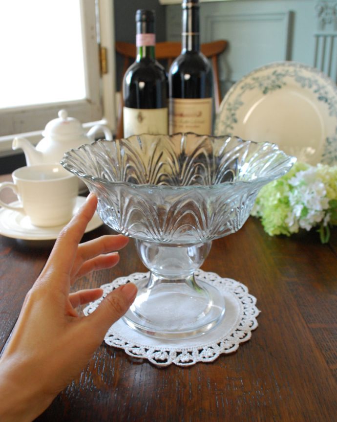 アンティーク 雑貨のガラス小物　アンティーク雑貨　波模様が美しい脚付きガラスボウル、アンティークプレスドグラス。たっぷり乗せて使えますフルーツはもちろん、アクセサリーを置いたり朝食のパンやおやつ、お菓子など、いろんな使い方で楽しんで下さい。(pg-4071)
