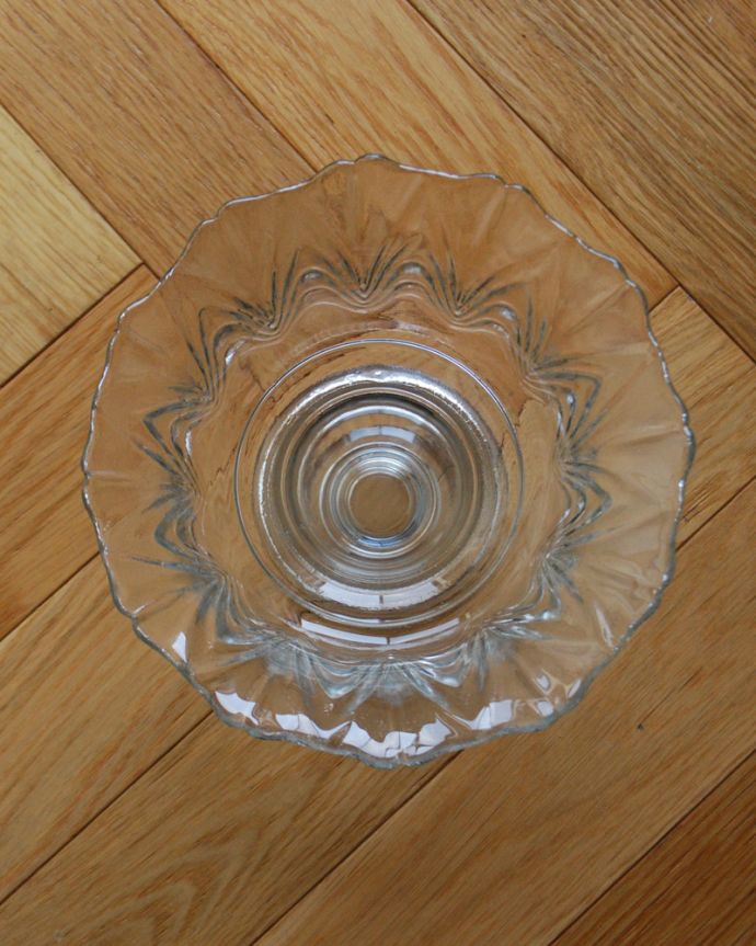 アンティーク 雑貨のガラス小物　アンティーク雑貨　波模様が美しい脚付きガラスボウル、アンティークプレスドグラス。上から見ると美しいデザインアンティークのため、多少の欠け・傷がある場合がありますが、使用上問題はありませんので、ご了承下さい。(pg-4071)