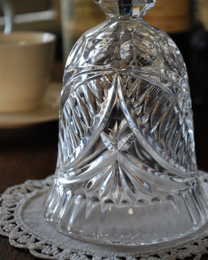 アンティーク 雑貨のガラス小物 アンティーク雑貨 オブジェとして飾っても素敵、アンティークプレスドグラスの大きなディナーベル。装飾も美しいガラスで出来たベル使用人を呼ぶために日常的に使われていたベル。(pg-4086)
