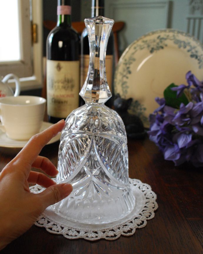 アンティーク 雑貨のガラス小物 アンティーク雑貨 オブジェとして飾っても素敵、アンティークプレスドグラスの大きなディナーベル。大きさはこれくらいですいろんな場所に置いて使われていただけあって、大きさもいろいろ。(pg-4086)