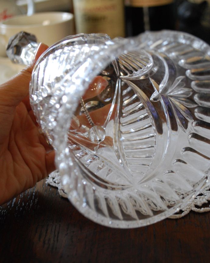 アンティーク 雑貨のガラス小物 アンティーク雑貨 オブジェとして飾っても素敵、アンティークプレスドグラスの大きなディナーベル。キレイな音を奏でてくれますアンティークなので多少のキズやカケがある場合はありますが、きちんと鳴ります。(pg-4086)