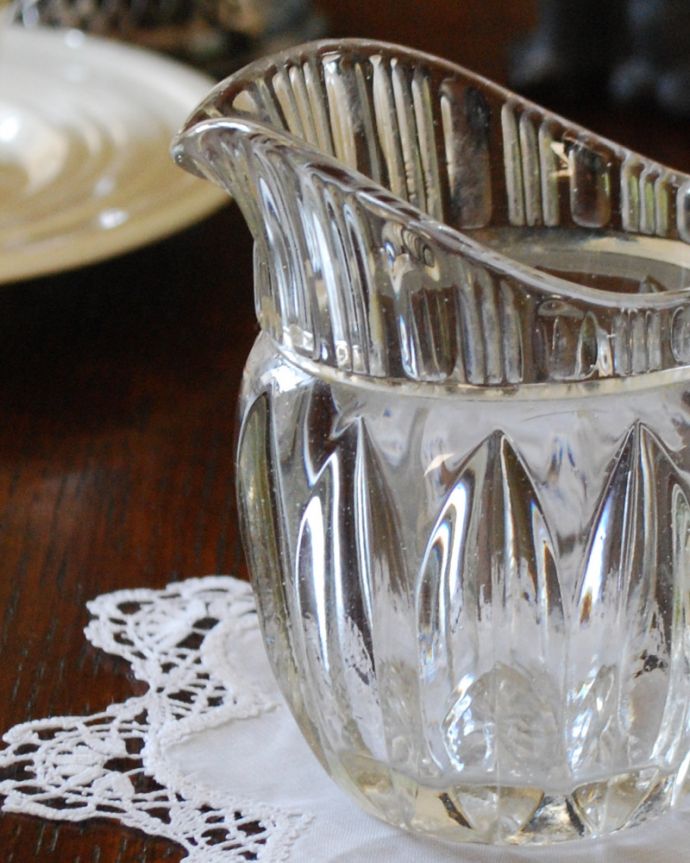 アンティーク 雑貨のガラス小物 アンティーク雑貨 イギリスのプレスドグラス、ガラスのアンティークのミルクジャグ。お茶の時間に欠かせないミルクピッチャーミルクティーが大好きな英国人が作ったガラスのミルクピッチャーは、たっぷりミルクが注げるようにサイズが大きめです。(pg-4092)