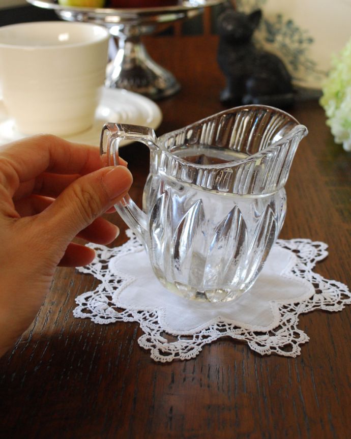 アンティーク 雑貨のガラス小物 アンティーク雑貨 イギリスのプレスドグラス、ガラスのアンティークのミルクジャグ。持ち手もしっかり付いています昔と同じようにミルクを入れて使うのはもちろん使い方は自由自在。(pg-4092)
