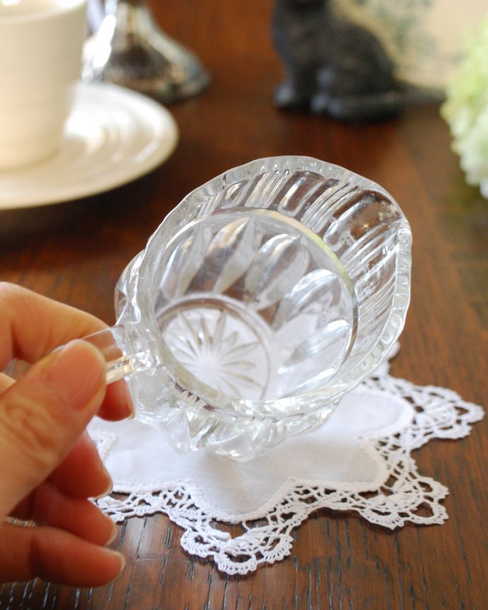 アンティーク 雑貨のガラス小物 アンティーク雑貨 イギリスのプレスドグラス、ガラスのアンティークのミルクジャグ。上から見るとこんな感じです。(pg-4092)