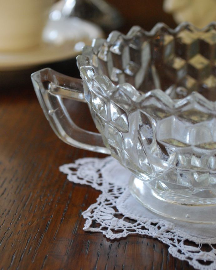 アンティーク 雑貨のガラス小物 アンティーク雑貨 取っ手に遊び心がある、アンティークガラスボウル(プレスドグラス)。食事の時間を楽しく過ごすために作られた器貴重だったガラスがプレスドグラスの発達によって気軽に手に入るようになった時代に作られたテーブルウェア。(pg-4140)