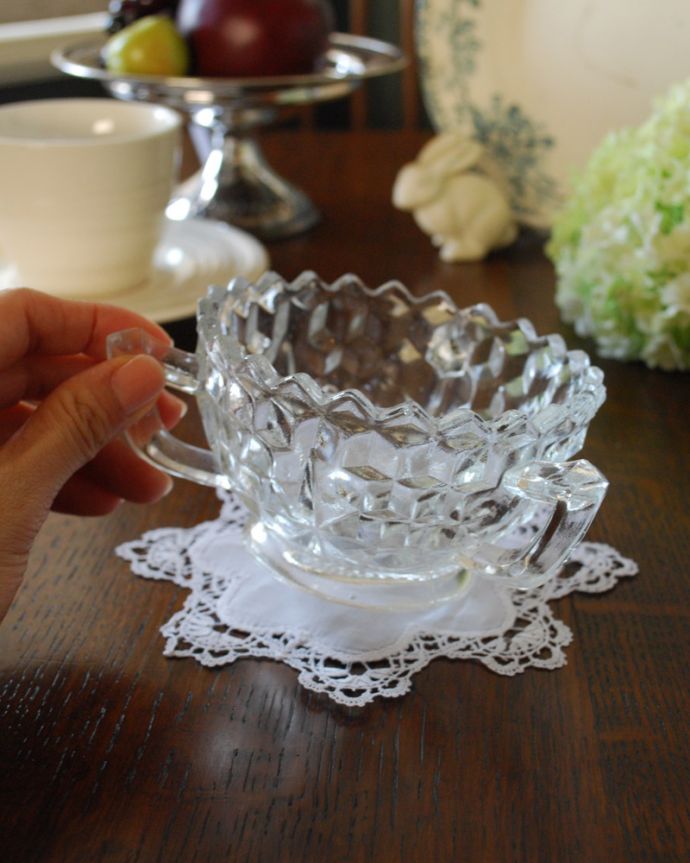 アンティーク 雑貨のガラス小物 アンティーク雑貨 取っ手に遊び心がある、アンティークガラスボウル(プレスドグラス)。いろいろ便利に使えます食卓で使うのはもちろん、お花を浮かべたり、花器代わりに使ったりと自分だけの使い方を楽しんで下さい。(pg-4140)
