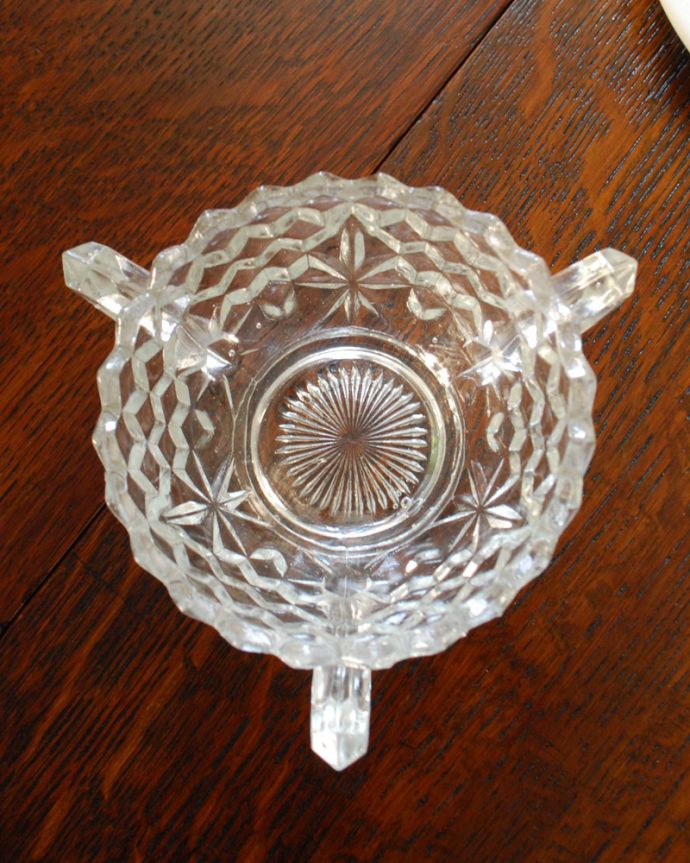 アンティーク 雑貨のガラス小物 アンティーク雑貨 取っ手に遊び心がある、アンティークガラスボウル(プレスドグラス)。上から見るとこんな感じですアンティークなので、多少の欠け・傷がある場合がありますが、使用上問題はありませんのでご了承下さい。(pg-4140)