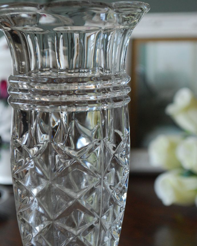 アンティーク 雑貨のガラス小物　アンティーク雑貨　お花が咲いたような可愛い縁どりのフラワーベース、アンティークプレスドグラス。お花を入れずに眺めているだけで幸せな時間アンティークのガラスは成分が今のものと違うので、置いておくだけでキラキラ輝いて楽しめます。(pg-4175)