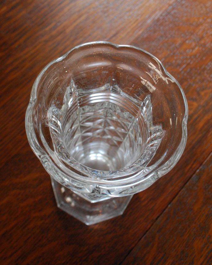 アンティーク 雑貨のガラス小物　アンティーク雑貨　お花が咲いたような可愛い縁どりのフラワーベース、アンティークプレスドグラス。上から見るとこんな感じですアンティークなので、多少の欠け・傷がある場合がありますが、使用上問題はありませんのでご了承下さい。(pg-4175)