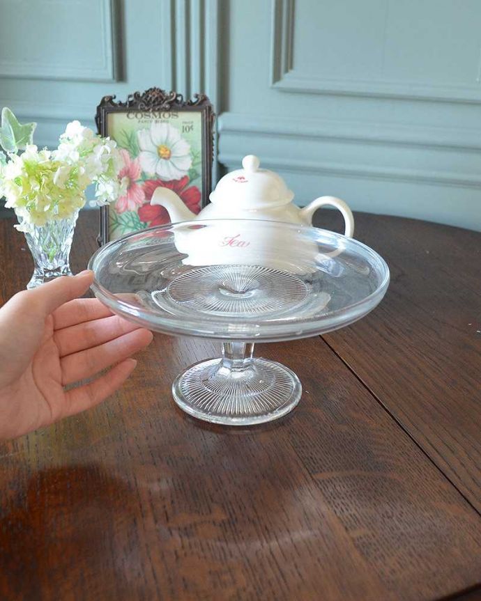 アンティーク 雑貨のガラス小物 アンティーク雑貨 シンプルなラインが美しいガラスのコンポート、ケーキスタンド(プレスドグラス)。たっぷり乗せて使えますホールケーキが丸ごと1台乗せれる大きさ。(pg-4221)