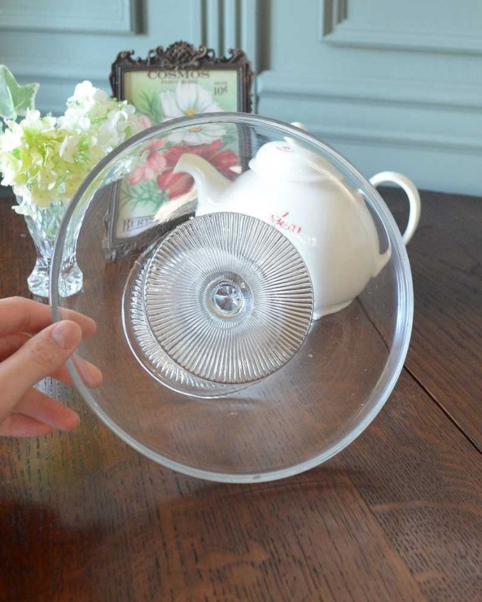 アンティーク 雑貨のガラス小物 アンティーク雑貨 シンプルなラインが美しいガラスのコンポート、ケーキスタンド(プレスドグラス)。上から見ると美しいデザインアンティークのため、多少の欠け・傷がある場合がありますが、使用上問題はありませんので、ご了承下さい。(pg-4221)