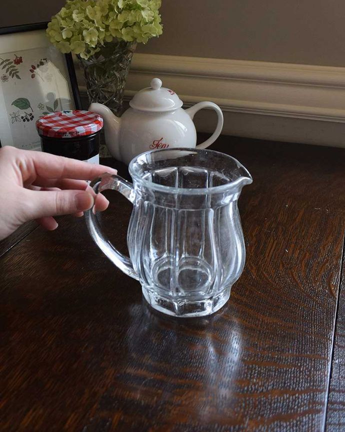 アンティーク 雑貨のガラス小物 アンティーク雑貨 アンティークのプレスドグラス、ストライプ模様のミルクポット(ミルクピッチャー)。持ち手もしっかり付いています昔と同じようにミルクを入れて使うのはもちろん使い方は自由自在。(pg-4228)