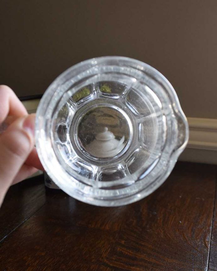 アンティーク 雑貨のガラス小物 アンティーク雑貨 アンティークのプレスドグラス、ストライプ模様のミルクポット(ミルクピッチャー)。上から見るとこんな感じです。(pg-4228)