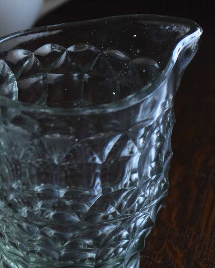 アンティーク 雑貨のガラス小物 アンティーク雑貨 コンパクトなサイズが可愛いアンティーク雑貨、アンティークのミルクポット。お茶の時間に欠かせないミルクピッチャーミルクティーが大好きな英国人が作ったガラスのミルクピッチャーは、たっぷりミルクが注げるようにサイズが大きめです。(pg-4230)