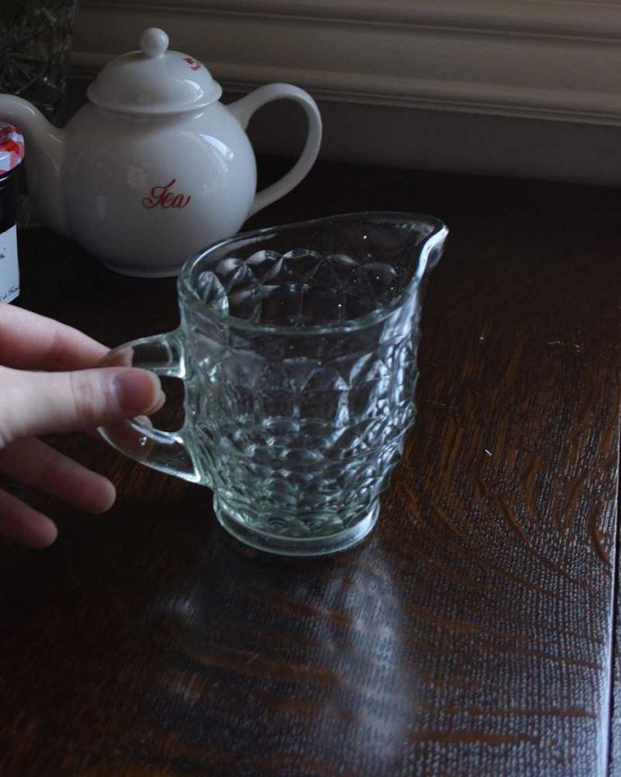 アンティーク 雑貨のガラス小物 アンティーク雑貨 コンパクトなサイズが可愛いアンティーク雑貨、アンティークのミルクポット。持ち手もしっかり付いています昔と同じようにミルクを入れて使うのはもちろん使い方は自由自在。(pg-4230)