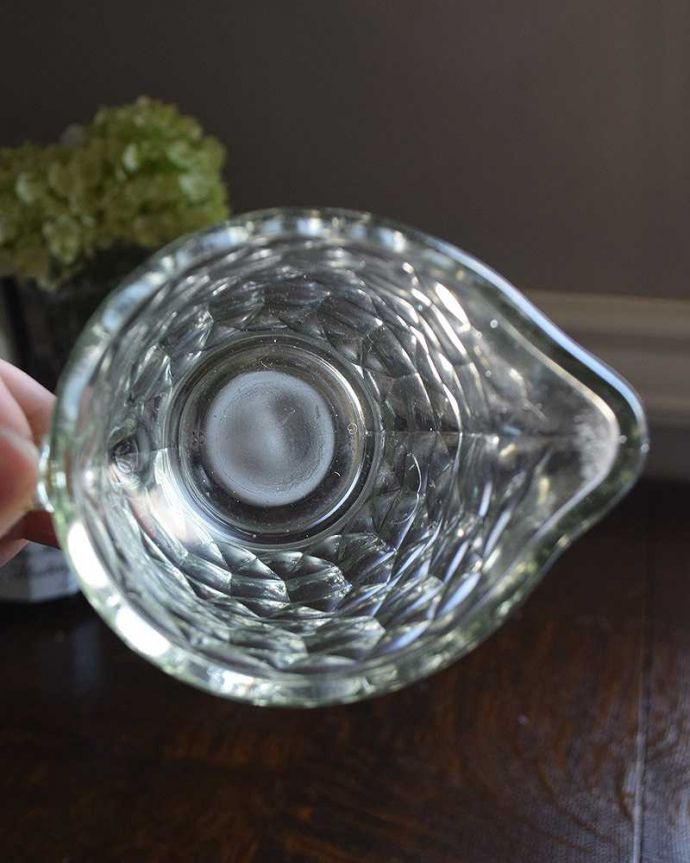 アンティーク 雑貨のガラス小物 アンティーク雑貨 コンパクトなサイズが可愛いアンティーク雑貨、アンティークのミルクポット。上から見るとこんな感じです。(pg-4230)