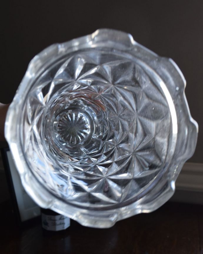 アンティーク 雑貨のガラス小物 アンティーク雑貨 王冠のように堂々とした姿のアンティークのフラワーべース。上からのぞいて見ると・・・アンティークなので多少のキズ・欠けがある場合がありますが、使用上問題はありませんので、ご了承下さい。(pg-4234)