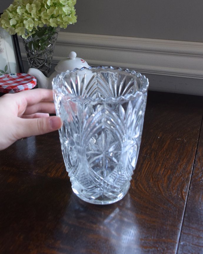 アンティーク 雑貨のガラス小物 アンティーク雑貨 アンティークガラスのフラワーベース、カッティングが美しい素敵なプレスドグラス。キラキラ輝く美しさ置いておくだけでも絵になるデザイン。(pg-4245)