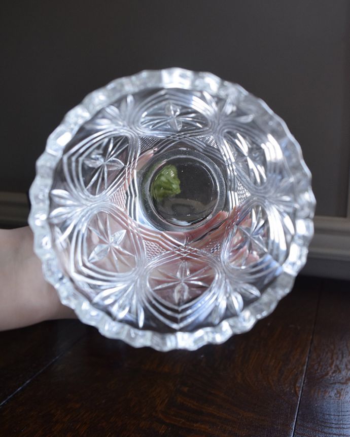 アンティーク 雑貨のガラス小物 アンティーク雑貨 アンティークガラスのフラワーベース、カッティングが美しい素敵なプレスドグラス。上からのぞいて見ると・・・アンティークなので多少のキズ・欠けがある場合がありますが、使用上問題はありませんので、ご了承下さい。(pg-4245)