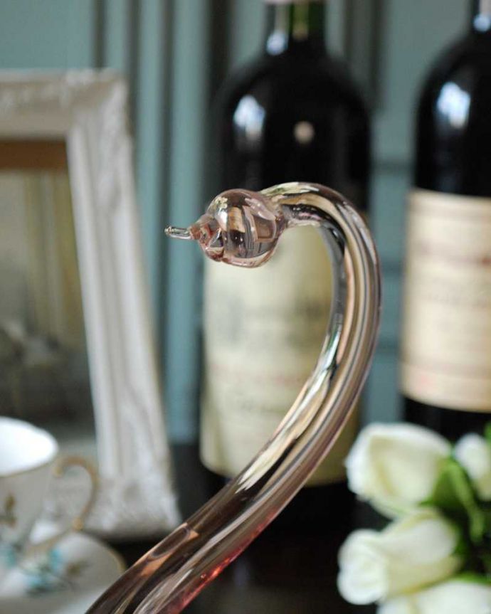 アンティーク 雑貨のガラス小物 アンティーク雑貨 小物トレーもついた2トーンカラーのスワンオブジェ、アンティーク プレスドグラス。大切にされてきた白鳥のモチーフとっても美しい白鳥の形をしたプレスドグラス。(pg-4295)