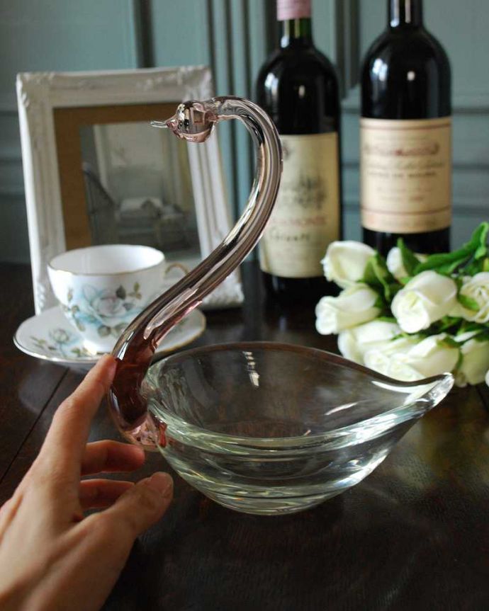 アンティーク 雑貨のガラス小物 アンティーク雑貨 小物トレーもついた2トーンカラーのスワンオブジェ、アンティーク プレスドグラス。大きさはこれくらいですコレクションしたくなるくらい、いろんなサイズのものがあります。(pg-4295)