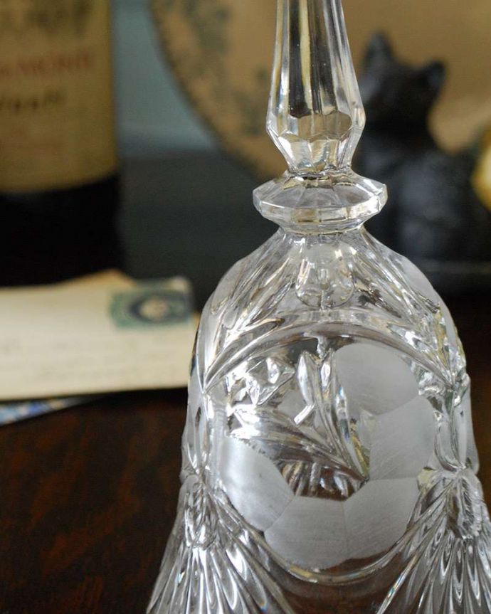 アンティーク 雑貨のガラス小物 アンティーク雑貨 ディスプレイが華やかになるお花のガラスベル、アンティークプレスドグラス。装飾も美しいガラスで出来たベル使用人を呼ぶために日常的に使われていたベル。(pg-4302)