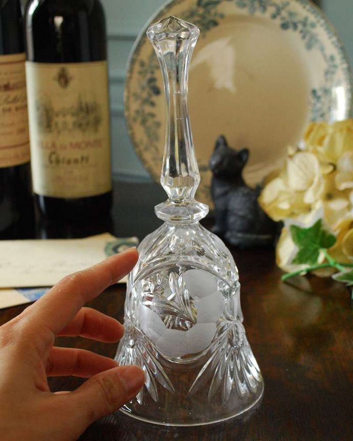 アンティーク 雑貨のガラス小物 アンティーク雑貨 ディスプレイが華やかになるお花のガラスベル、アンティークプレスドグラス。大きさはこれくらいですいろんな場所に置いて使われていただけあって、大きさもいろいろ。(pg-4302)