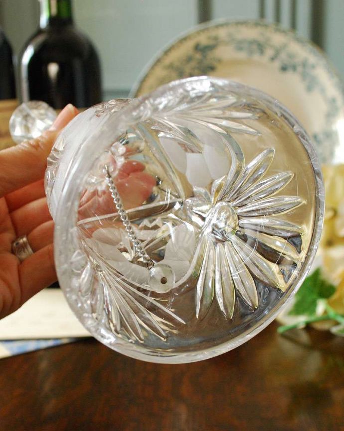 アンティーク 雑貨のガラス小物 アンティーク雑貨 ディスプレイが華やかになるお花のガラスベル、アンティークプレスドグラス。キレイな音を奏でてくれますアンティークなので多少のキズやカケがある場合はありますが、きちんと鳴ります。(pg-4302)