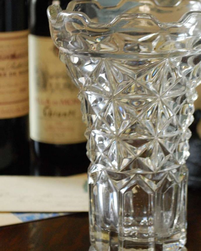 アンティーク 雑貨のガラス小物　アンティーク雑貨　気品たっぷりなアンティークガラスのフラワーべースのプレスドグラス。光が入るとキラキラと輝きますサイズが大きなプレスドグラスは、より太陽の光を反射してキラキラと輝きます。(pg-4315)