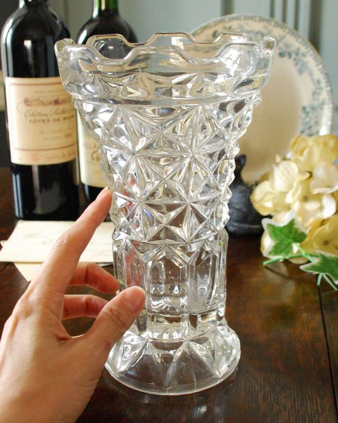 アンティーク 雑貨のガラス小物　アンティーク雑貨　気品たっぷりなアンティークガラスのフラワーべースのプレスドグラス。置くだけで華やかな雰囲気大きなサイズの花器は、お家に1つは欲しいアイテム。(pg-4315)