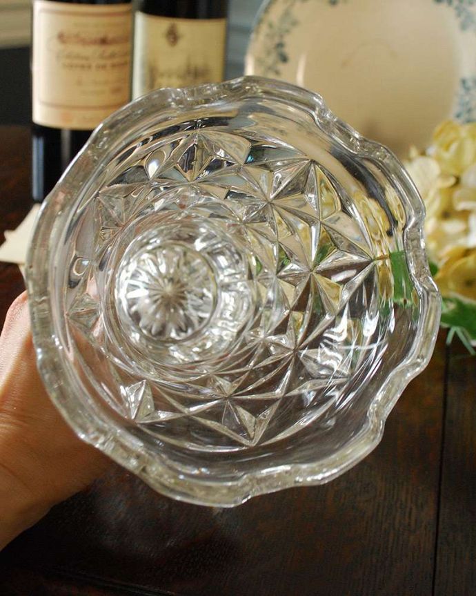 アンティーク 雑貨のガラス小物　アンティーク雑貨　気品たっぷりなアンティークガラスのフラワーべースのプレスドグラス。上からのぞいて見ると･･･アンティークなので多少のキズ・欠けがある場合がありますが、使用上問題はありませんので、ご了承下さい。(pg-4315)