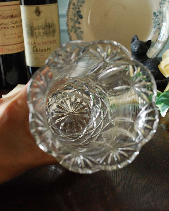 アンティーク 雑貨のガラス小物　アンティーク雑貨　アンティークガラスの輝くフラワーベース（花器）、縁どりが華やかなプレスドグラス。上から見て中をチェックアンティークなので多少の欠けやキズがある場合がありますが、使用上問題ありませんのでご了承下さい。(pg-4326)