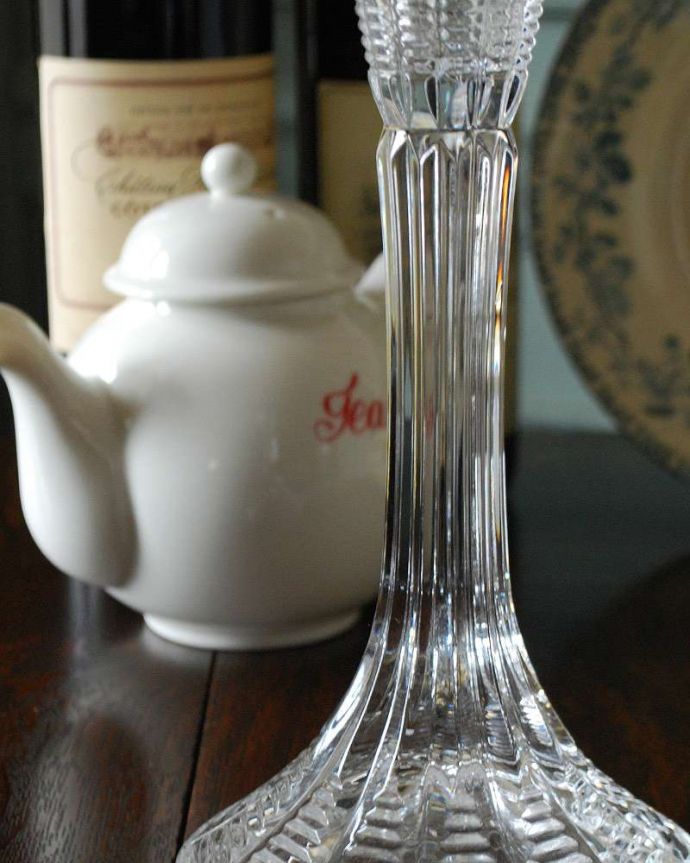 アンティーク 雑貨のガラス小物　アンティーク雑貨　英国のアンティーク雑貨、きらきら輝くプレスドグラスのキャンドルスタンドセット。ドレッシングセットの必須アイテムでしたもともとはドレッシングセットとしてパフケースと一緒にトレイの上に必ずセッティングされていたキャンドルスタンド。(pg-4328)