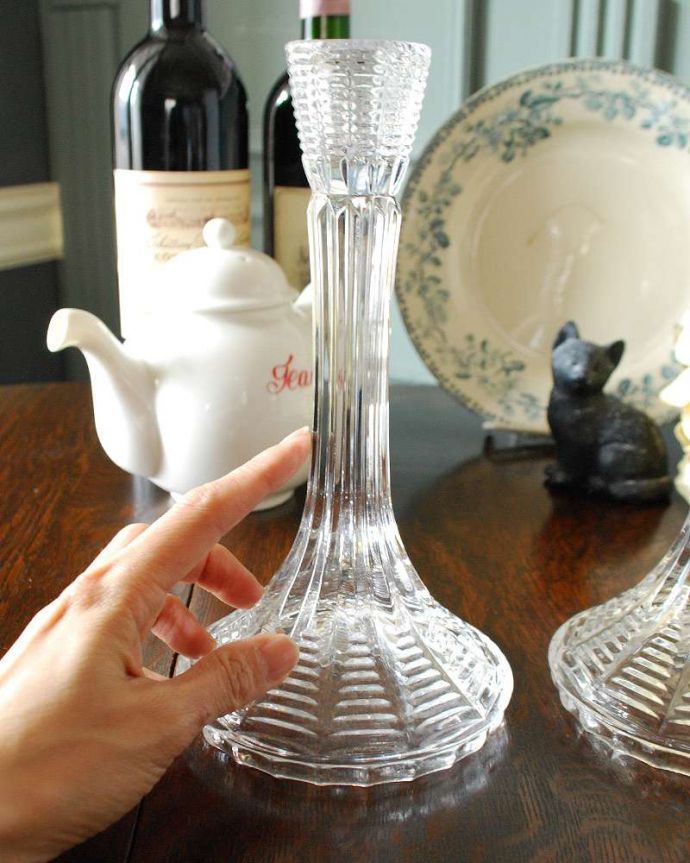 アンティーク 雑貨のガラス小物　アンティーク雑貨　英国のアンティーク雑貨、きらきら輝くプレスドグラスのキャンドルスタンドセット。癒されるキャンドルの灯りここにキャンドルを挿すだけで、なんだか特別な日に変わります。(pg-4328)