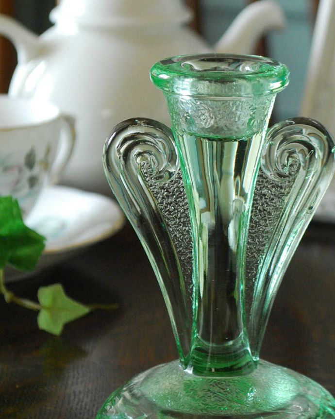 アンティーク 雑貨のガラス小物　アンティーク雑貨　グリーンガラスが爽やかなキャンドルスタンドアンティーク（プレスドグラス）。ドレッシングセットの必須アイテムでしたもともとはドレッシングセットとしてパフケースと一緒にトレイの上に必ずセッティングされていたキャンドルスタンド。(pg-4340)