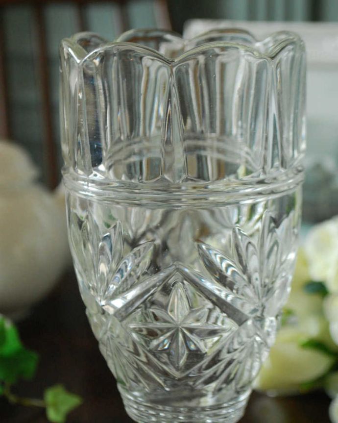 アンティーク 雑貨のガラス小物　アンティーク雑貨　華やかなかたちのアンティークガラスのセロリベース（プレスドグラス）。実は、セロリのために作られた器オシャレな花器に見えますが、実はセロリを立てて食卓に出すために作られた器、セロリ―ベース。(pg-4348)