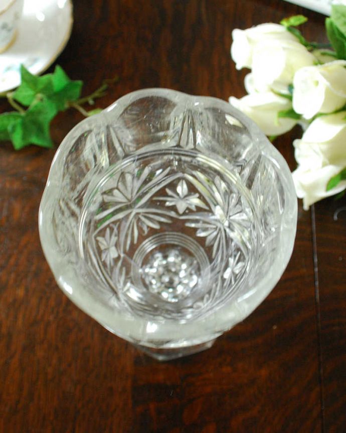 アンティーク 雑貨のガラス小物　アンティーク雑貨　華やかなかたちのアンティークガラスのセロリベース（プレスドグラス）。上から見てチェックアンティークのため、多少の欠け・傷がある場合がありますが、使用上問題はありませんので、ご了承下さい。(pg-4348)