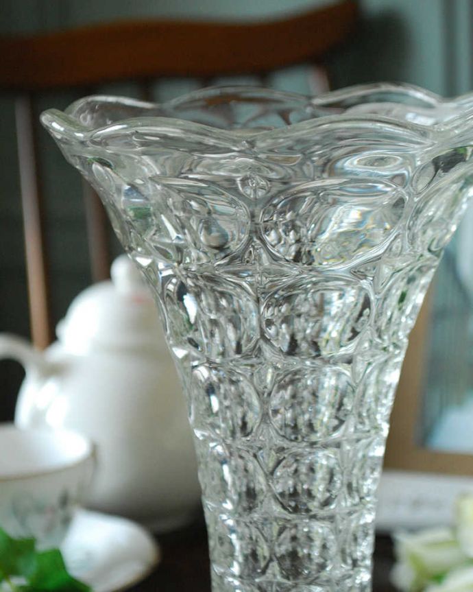 アンティーク 雑貨のガラス小物　アンティーク雑貨　水玉模様も縁どりのデザインも可愛いフラワーベース、アンティークプレスドグラス。光が入るとキラキラと輝きますサイズが大きなプレスドグラスは、より太陽の光を反射してキラキラと輝きます。(pg-4354)